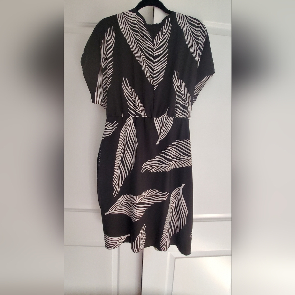 Source Unknown Black and White V-Neck Sheath Mini Dress
